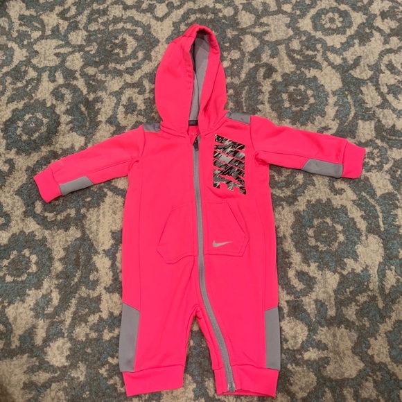 baby pink nike sweatsuit